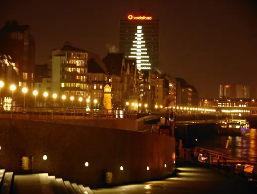 Photo 6: Context · Duesseldorf riverside by night