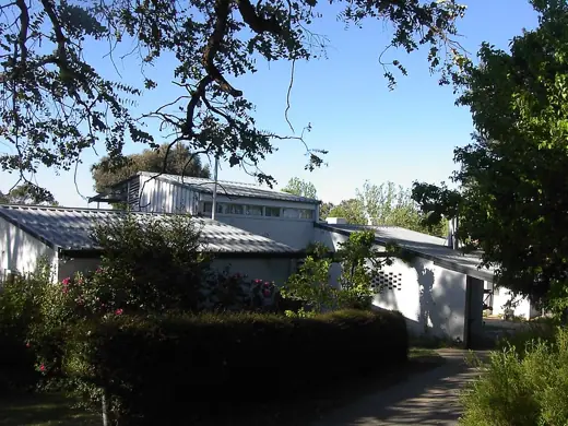 Photo 1: Exterior