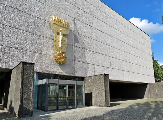 Photo 4: Exterior · Maria Regina Martyrum Eingangsportal