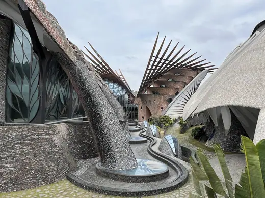 Photo 2: Exterior