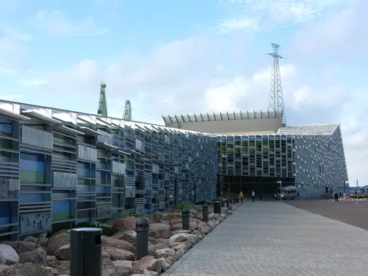 Photo 1: Exterior