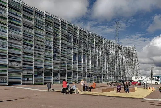 Photo 2: Exterior