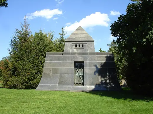 Photo 1: Exterior