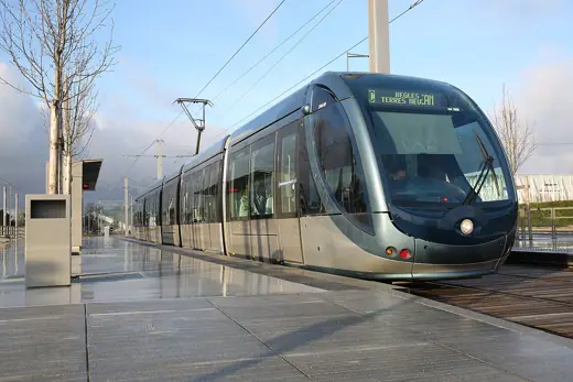 Photo 2: Exterior · Tram au départ de la nouvelle station Parc des Expositions - Stade