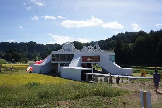 Photo 1: Exterior
