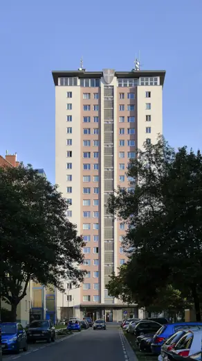 Photo 1: Exterior