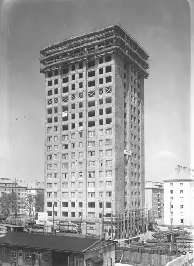 Photo 3: Exterior