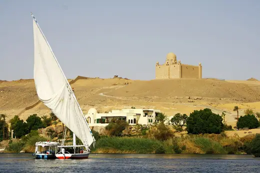 Photo 2: Exterior · Mausoleo del Aga Khan