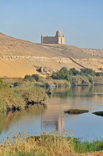 Photo 4: Context · Aswan (Egypt): the mausoleum of Aga Khan III, seen from Isis island