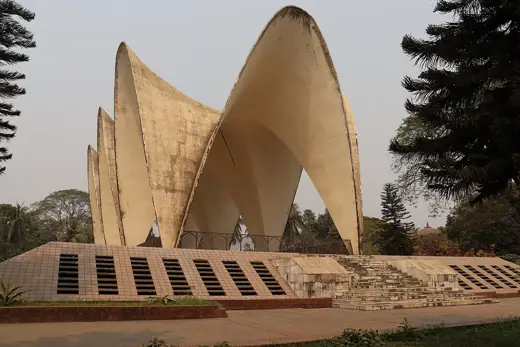 Photo 1: Exterior