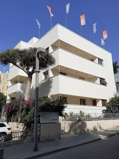Photo 4: Exterior