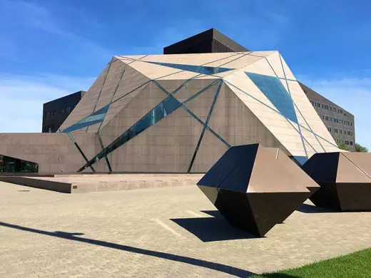 Photo 4: Exterior
