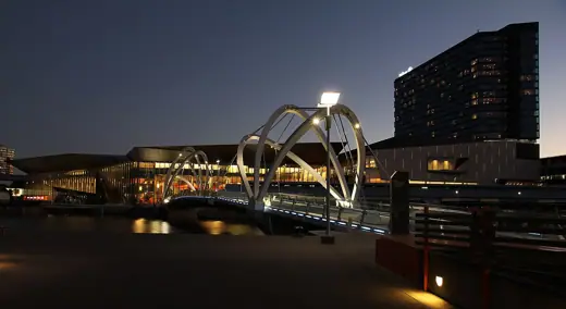 Photo 4: Exterior · Grimshaw Architects Seafarers Footbridge & Melbourne Convention and Exhibition Centre in South Wharf