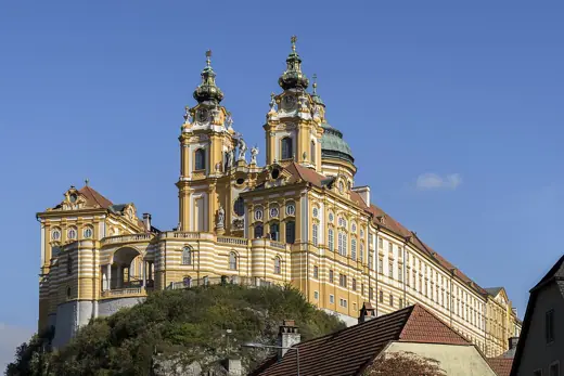 Photo 1: Exterior