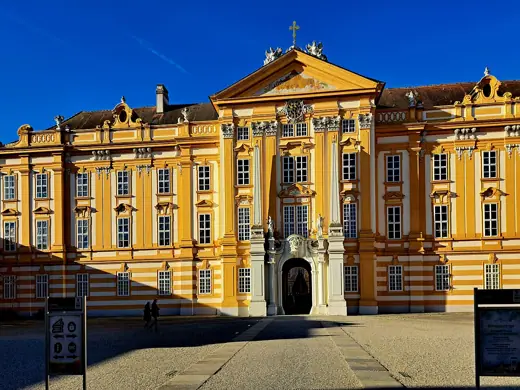 Photo 2: Exterior