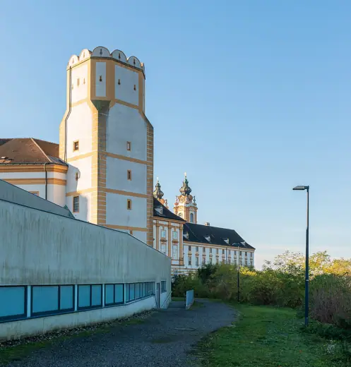 Photo 4: Exterior