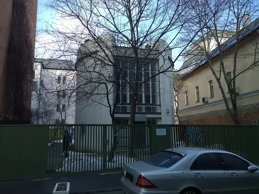 Photo 4: Exterior