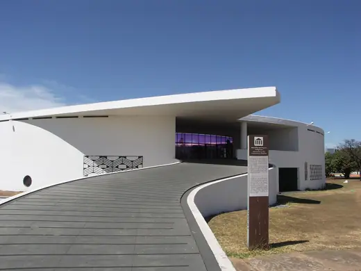 Photo 1: Exterior