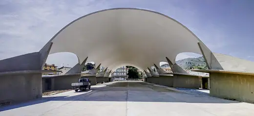 Photo 1: Exterior