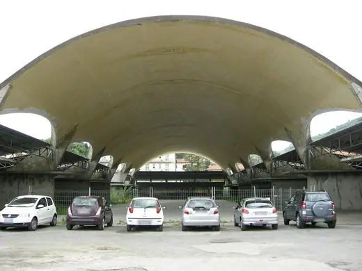 Photo 2: Exterior