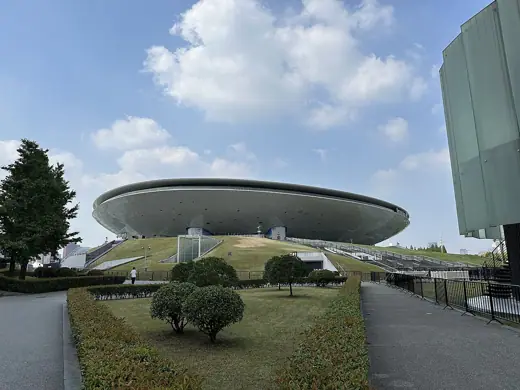 Photo 4: Exterior