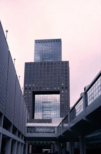 Photo 2: Exterior · Überbauung Gleisdreieck, O.M