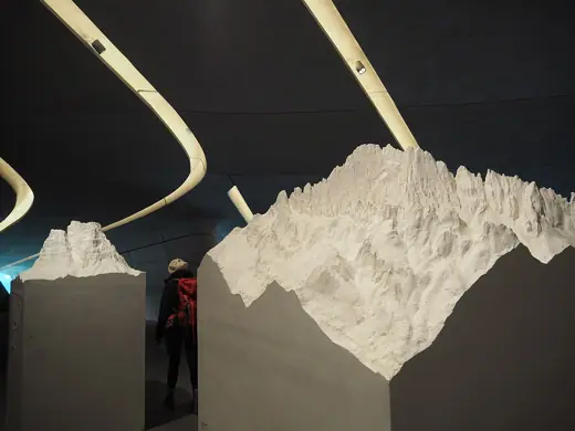 Photo 6: Interior · Figürliche Nachbildungen berühmter Berge in der Ausstellung des Messner Mountain Museum Corones