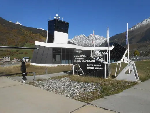 Photo 4: Exterior