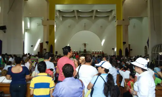 Photo 5: Interior · El interior de la Catedral Metropolitana de Managua el Domingo de Ramos de 2017, antes de la Misa
