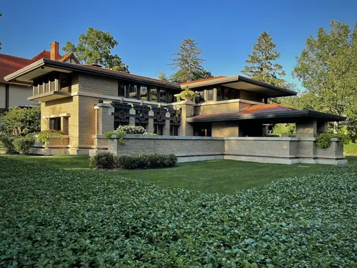Photo 1: Exterior