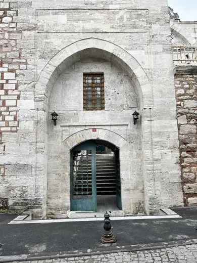 Photo 4: Exterior · Mihrimah Mosque (Edirnekapı)
