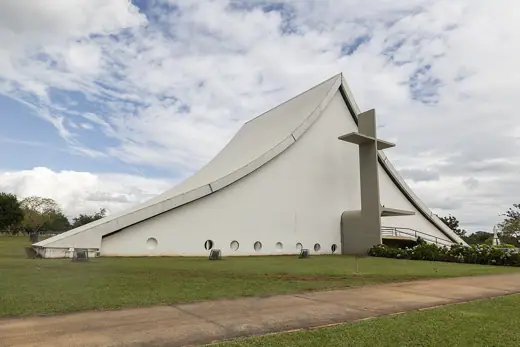 Photo 1: Exterior