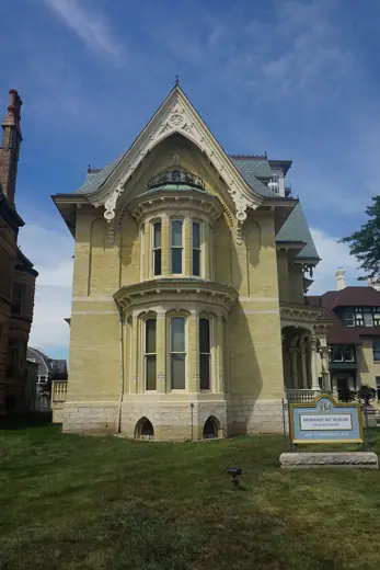 Photo 2: Exterior