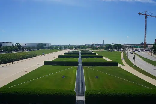 Photo 4: Exterior · The grounds of the Milwaukee Art Museum in Milwaukee , Wisconsin ( United States )