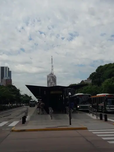 Photo 4: Exterior · Parada Perón del Metrobús de la 9 de Julio, al fondo Evita Perón en el MOP