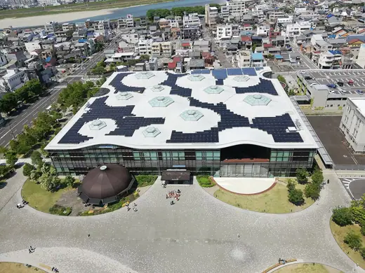 Photo 3: Exterior