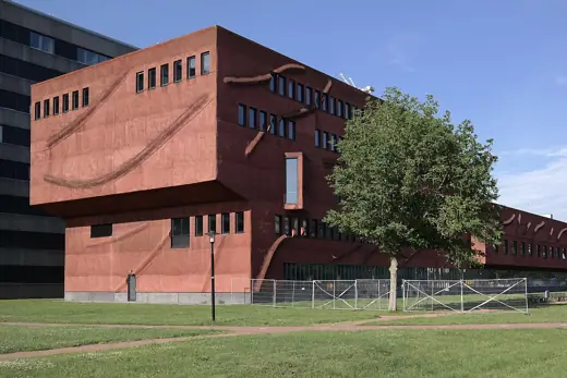 Photo 2: Exterior