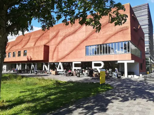 Photo 4: Exterior