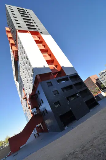 Photo 4: Exterior · Mehrfamilienhaus Mirador, de:Madrid Wettbewerb, Ausführung 2001-2005 Architekt: de:MVRDV