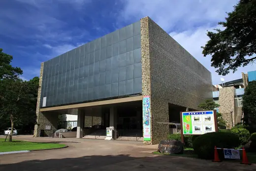 Photo 1: Exterior