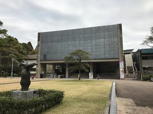 Photo 2: Exterior