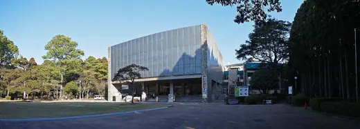 Photo 4: Exterior