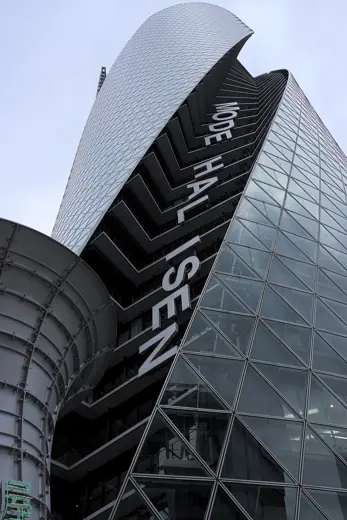 Photo 4: Exterior
