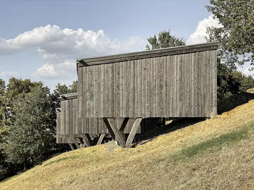 Photo 2: Exterior
