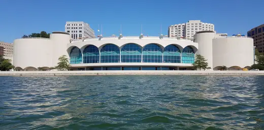 Photo 1: Exterior