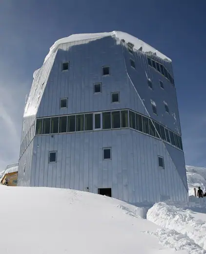 Photo 3: Exterior