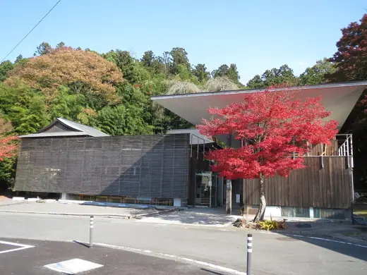 Photo 2: Exterior