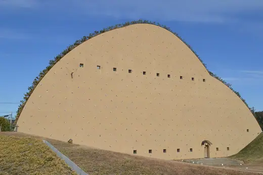 Photo 1: Exterior