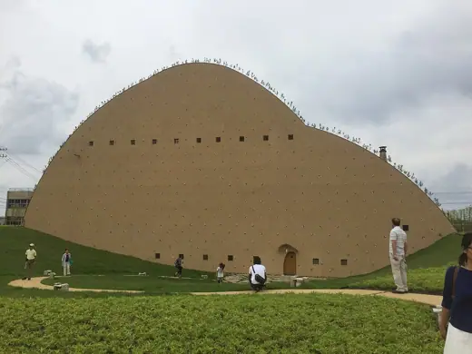Photo 2: Exterior