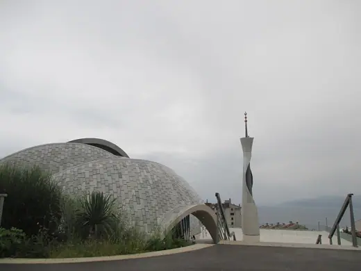 Photo 1: Exterior
